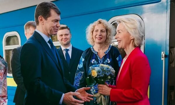 Von der Leyen mbërrin në Kiev për të diskutuar për dronët dhe anëtarësimin në BE