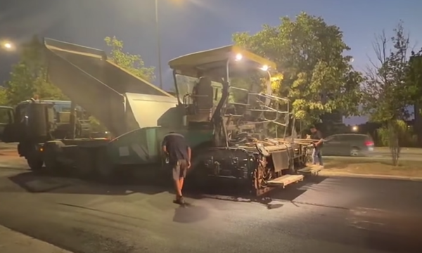   Po kryhet    Rama ndan pamje nga asfaltimi i rrugës   Afrim Zhitia   në Prishtinë