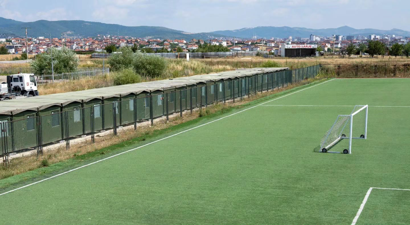 KFOR i përfundon vendosjen e 67 kontejnerëve në fushat e futbollit në Bërnicë