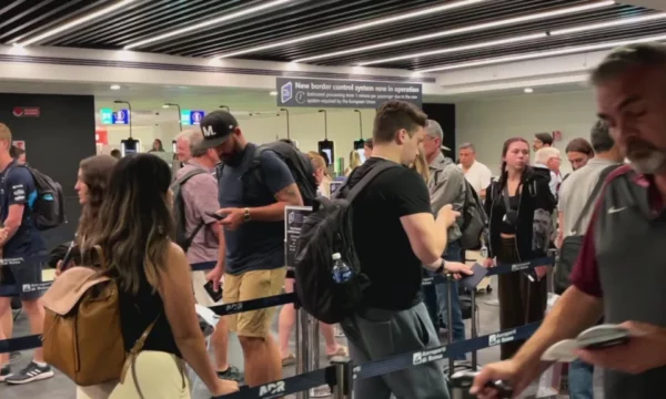 Sistemi i ri kufitar i BE së trefishon kohën e kontrollit të pasaportave për britanikët  thotë shefi i aeroportit