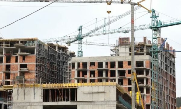 Paralajmërimi për stuhi  Inspektorati porosit punëdhënësit  Siguroni pajisjet  sidomos kranët në vendpunishte
