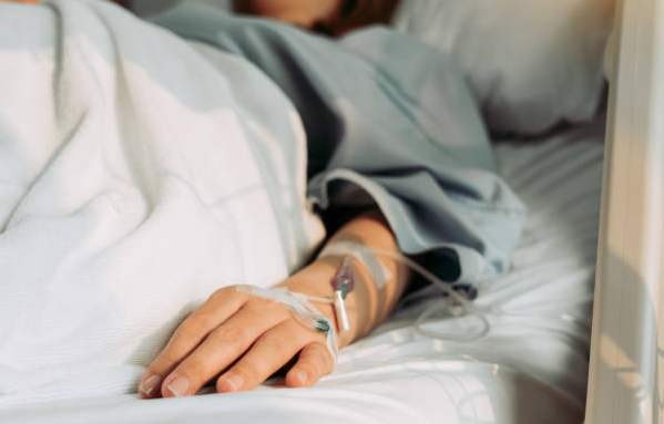 Kërcënoi se do ta digjte spitalin  31 vjeçarit i ndalohet hyrja për tre vjet
