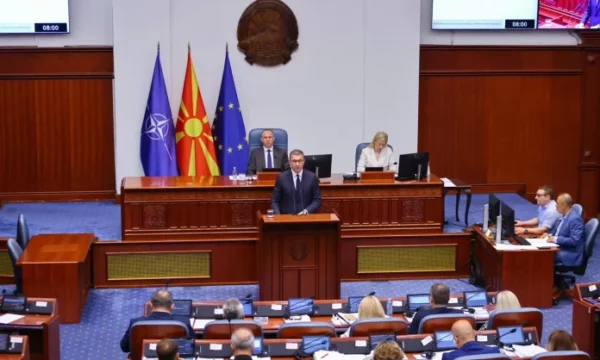 Deputeti serb Stoilkoviq  sulmoi verbalisht disa deputetë shqiptarë  por nuk kërkoi falje  në vend të tij e bëri Mickoski