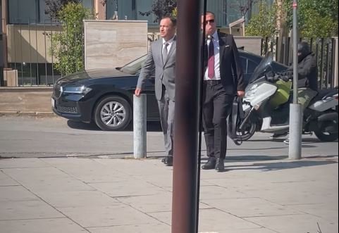 Kryetari i Obiliqit  Halil Thaçi po intervistohet në Prokurorinë Speciale