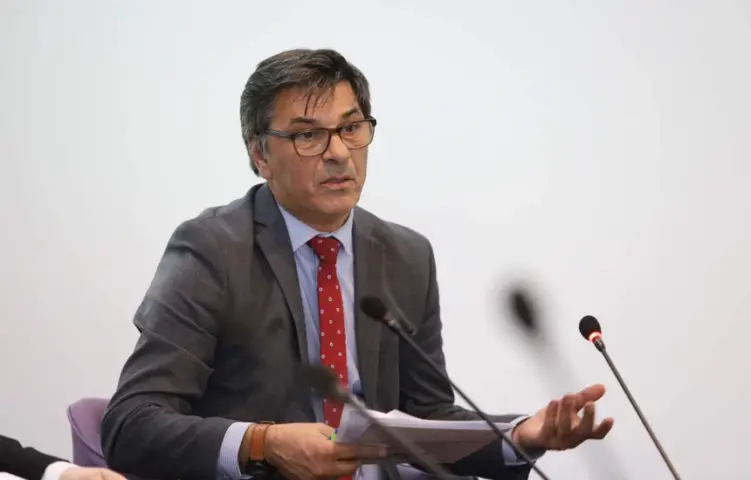 Ismet Kryeziu  Shtyrja e seancës konstituive është qesharake dhe e papërgjegjshme