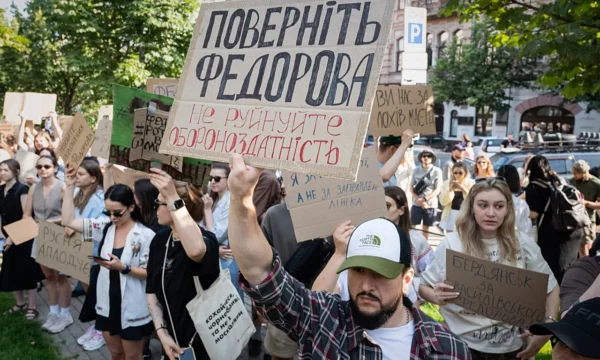 Protestë e rrallë në Ukrainë gjatë luftës  Qytetarët dalin në mbështetje të ministrit të shkarkuar