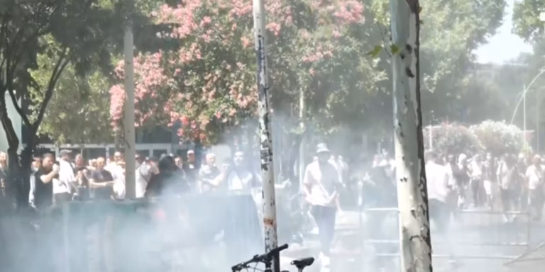 Përshkallëzohet protesta në Shqipëri  Policia hedh gaz lotsjellës dhe ujë drejt qytetarëve