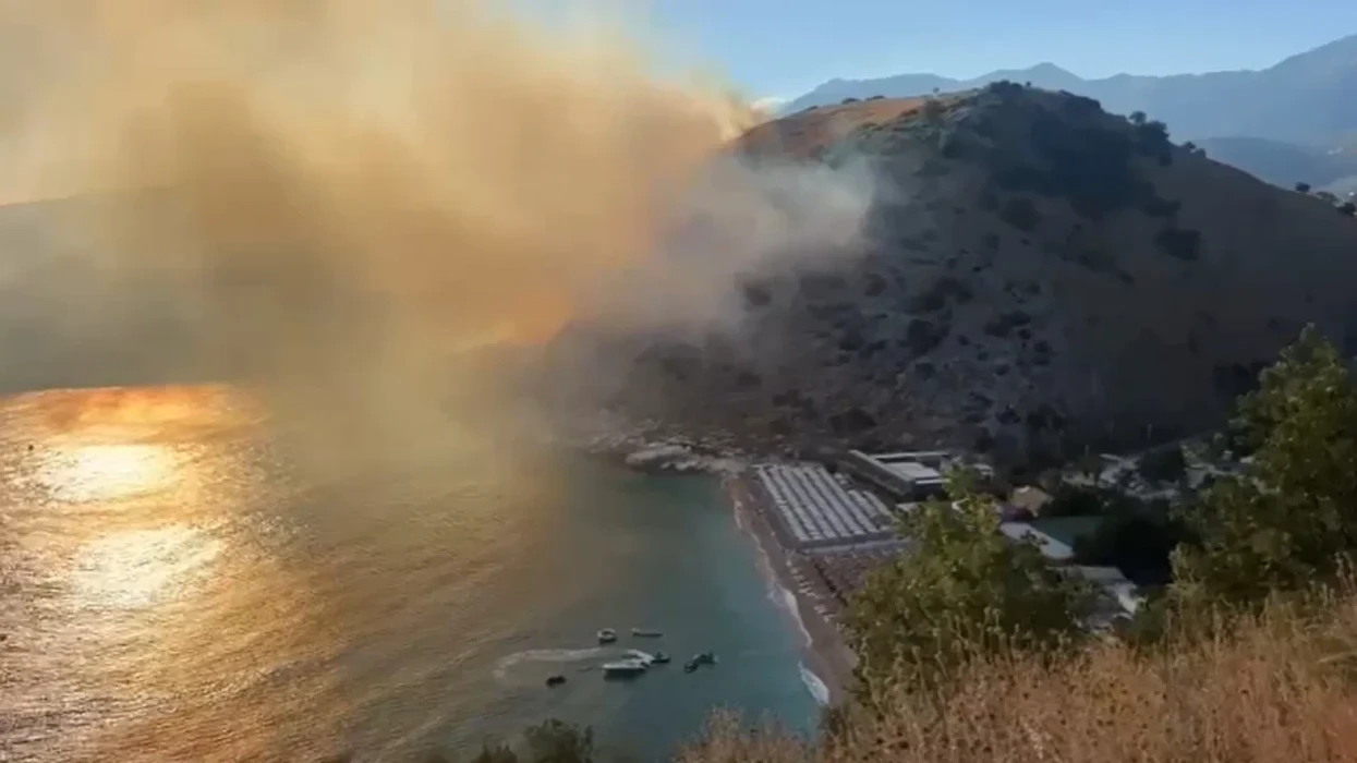 Zjarr në kodrat e Llamanës në Himarë  Zjarrfikësit në terren  tymi mbulon zonën