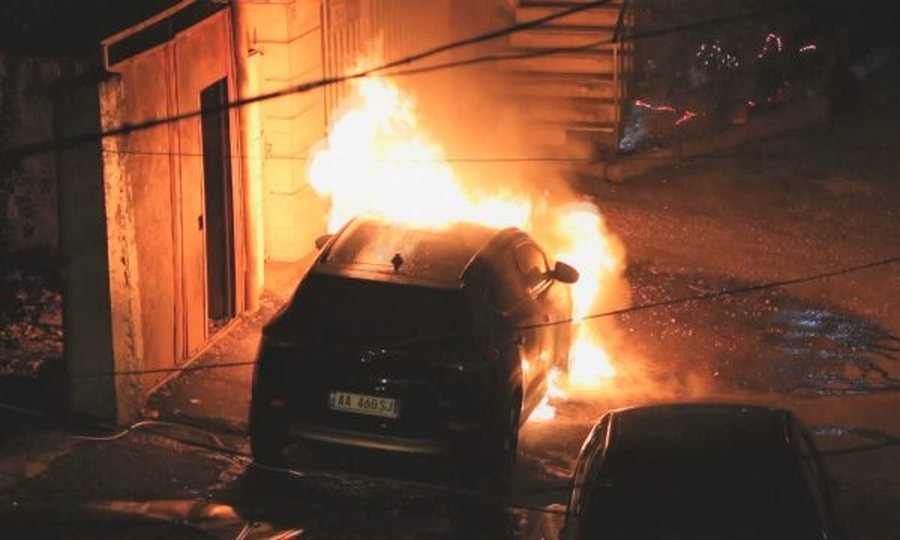 Shpërthim në Tiranë  digjet një veturë