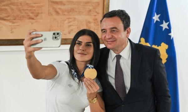 Kurti takon Donjeta Sadikun  Më tha se medaljen e artë ia ka dedikuar Kosovës  fitorja e saj është historike  do mbahet mend gjatë