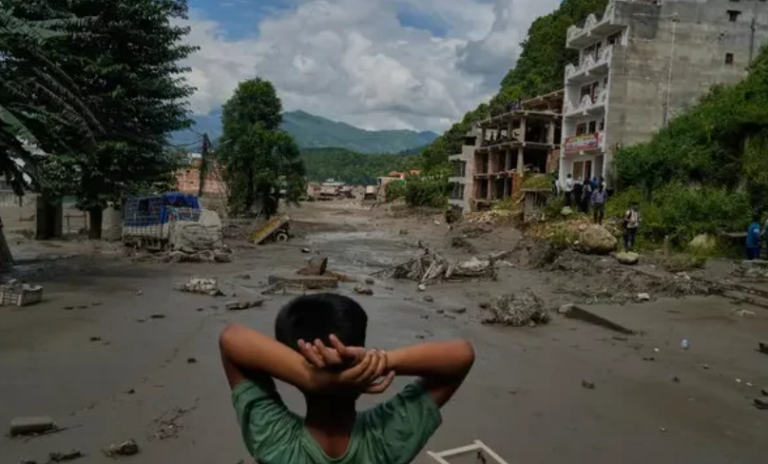 Katastrofa e përmbytjeve në Nepal dhe Kinë  mbi 1 300 persona ende të zhdukur