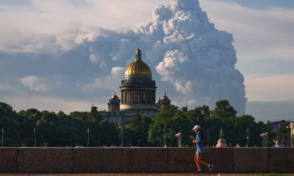 Dronët ukrainas godasin dyqanin më të madh online të Rusisë  duke shkatërruar mallra me vlerë miliarda dollarësh