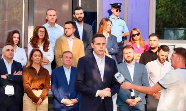 Studentët i bashkohen opozitës  kërkojnë fundin e ngërçit institucional