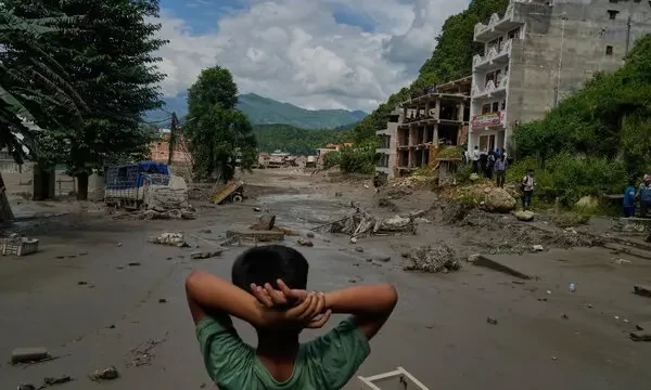 Katastrofa e përmbytjeve në Nepal dhe Kinë  mbi 1 300 persona ende të zhdukur