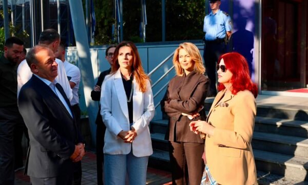 Hoxha  Do ta ndalojmë Kurtin të hyjë në zyrën e kryeministrit   paralajmëron sërish letër për thirrjen e seancës konstituive