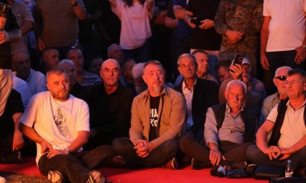  Zjarri i Lirisë  në Zonën e Drenicës  Komandantët dhe ushtarët e UÇK së kërkojnë lirinë e çlirimtarëve në Hagë
