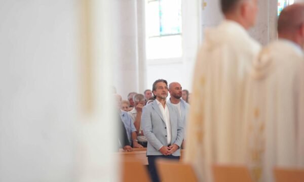 Rama përkujton Nënën Terezë  Simboli më i fuqishëm shqiptar i paqes e shërbimit   Kryeqyteti e ruan me krenari emrin e saj