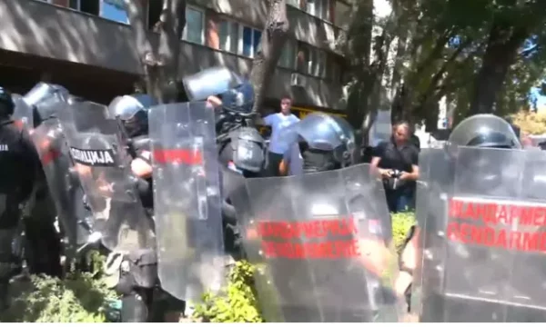 situata-e-tensionuar-policia-i-pengoi-studentet-dhe-qytetaret-e-nishit-te-shkonin-te-vuciqi-xhandarmeria-gjithashtu-ne-rruge