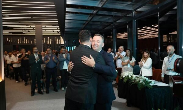 Faton Peci largohet nga drejtimi i degës së GUXO s në Mitrovicë  kryetarit të ri i uron suksese në   konsolidimin e partisë  