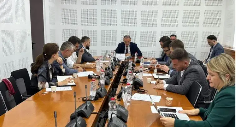 Komisioni për Ekonomi miraton prioritetet  për dhjetor ftohen Rizvanolli e Kusari Lila