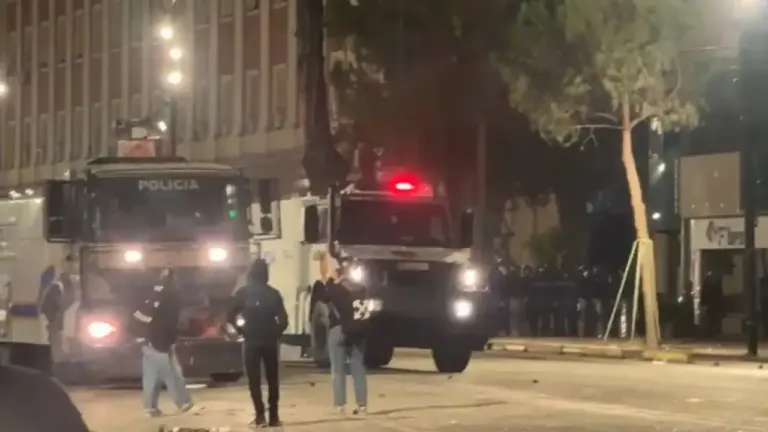 Policia e Shqipërisë thirrje protestuesve para Kryeministrisë  Nëse nuk lëvizni  do të veprojmë