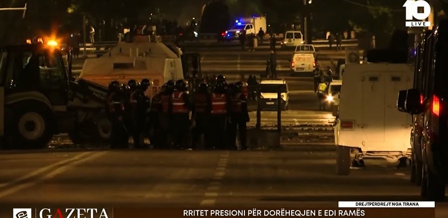 Dita e tetë e protestës në Tiranë  policia shpërndan protestuesit  të rinjë dhe pedagogë në shesh