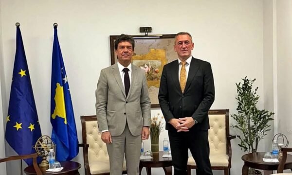 Ambasadori francez Huchet takon Rashiqin  Riafirmuam përkushtimin për mbrojtjen e të drejtave të të gjitha komuniteteve