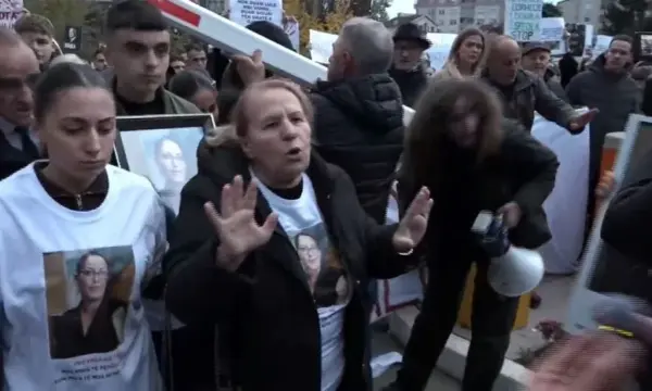 Familjarët e Arlinda Zekajt bëjnë thirrje për protestë pa dhunë  Nuk kemi dalë me thy  kemi dalë për drejtësi