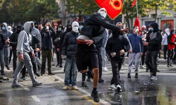 Reuters raporton nga Tirana  Protestuesit paqësorë të verës u ndien të padëgjuar  tash ka gurë e gaz lotsjellës