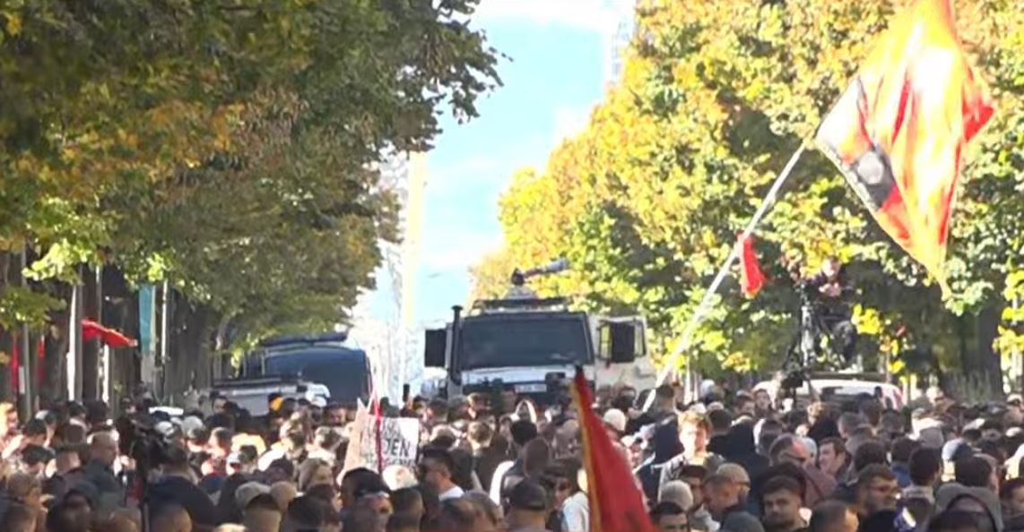 Protestuesit grumbullohen te Ministria e Arsimit  makina ujëhedhëse dhe forcat e policisë në terren