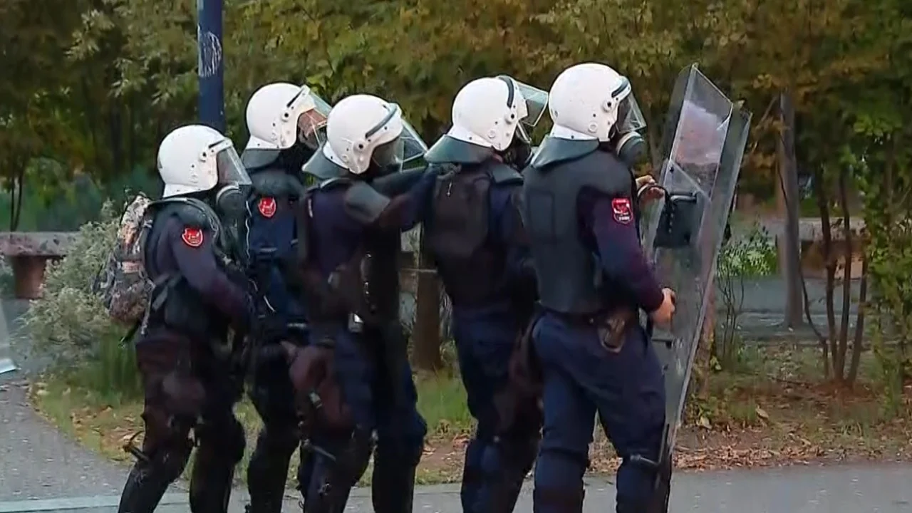  Thirrje për molotovë  gurë dhe sulme ndaj uniformave blu   Policia e Shtetit  Do të identifikohen personat e maskuar që ushtrojnë dhunë