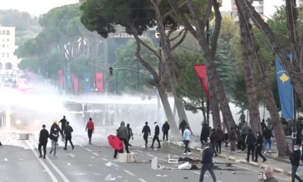 Kontrolle telefonash pa vendim gjykate dhe pretendime për dhunë  Avokati i Popullit publikon gjetjet pas protestës