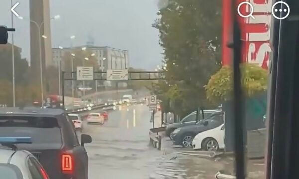 Shiu shkakton vërshime në rrugët e kryeqytetit  kjo është pamja te stacioni i autobusëve