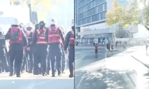 Protestuesit në Tiranë gjuajnë me fishekzjarrë  policia kundërpërgjigjet me ujë e gaz lotsjellës